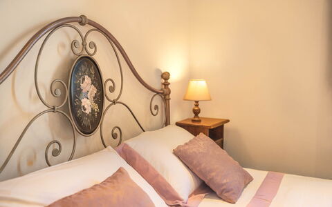 Villa Costa al Bagno: Cama, Habitación, Lecho, Mueble, Sábana, Madera, Linos, Diseño De Interiores, Marco De La Cama, Suelo
