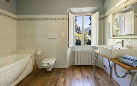 Villa Tambellini De Fondra: Diseño De Interiores, Arreglo De Tubería, Pared, Piso, Baño, Suelo, Grifo, Techo, Lavabo, Plomería