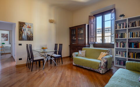 Cuore Di Firenze Apartment: Mueble, Diseño De Interiores, Piso, Pared, Madera, Suelo, Habitación, Techo, Sala, Sofá
