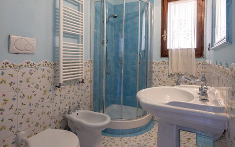 Cuore Di Firenze Apartment: Diseño De Interiores, Piso, Arreglo De Tubería, Suelo, Baño, Encendiendo, Lavabo Del Baño, Mueble, Grifo, Lavabo