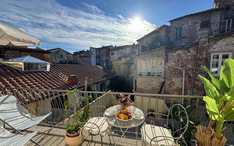 Casa Capolino: Maceta, Balcón, Planta De Casa, Departamento, Silla, Mueble Para Exteriores, Tratamiento De La Ventana
