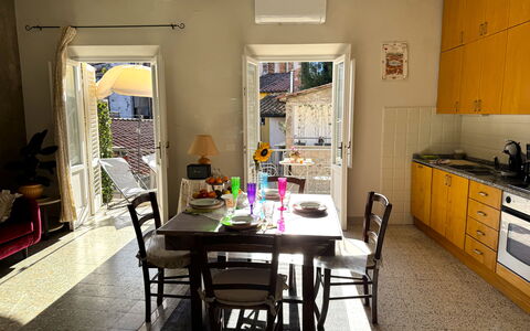 Casa Capolino: Mueble, Piso, Diseño De Interiores, Silla, Madera, Suelo, Mesa, Cocina Y Comedor Mesa, Encendiendo, Comedor