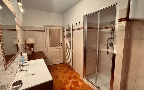 Casa Castelli: Piso, Suelo, Arreglo De Tubería, Diseño De Interiores, Habitación, Lavabo, Plomería, Grifo, Baño, Lavabo Del Baño