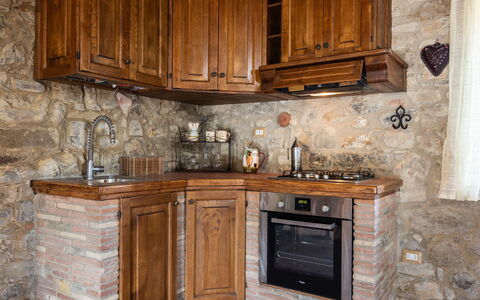 La Casina Honeymoon Cottage, Badia Agnano: Madera, Gabinetes, Cocina, Mostrador, Diseño De Interiores, Piso, Alacena, Mueble, Casa, Cajón