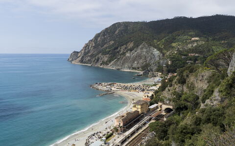 Casa Dolly, Monterosso 5 Terre: Costa, Agua, Cuerpo De Agua, Playa, Costeras Y Los Accidentes Geográficos Oceánico, Accidentes Geográficos Montañosas, Mar, Promontorio, Apuntalar, Montaña