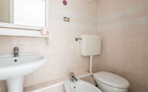 Casa Dolly, Monterosso 5 Terre: Piso, Diseño De Interiores, Suelo, Arreglo De Tubería, Baño, Habitación, Lavabo Del Baño, Baño, Techo, Lavabo