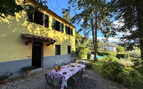 Allo Scoiattolo: Arbusto, Casa, Cabaña, Jardín, Inmuebles, Sombra, Paisajismo, Hacienda, Yarda, Patio Interior