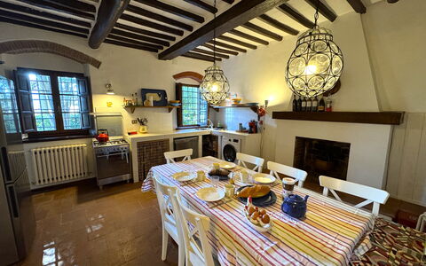 Allo Scoiattolo: Mueble, Diseño De Interiores, Mesa, Madera, Piso, Cocina Y Comedor Mesa, Silla, Habitación, Encendiendo, Comedor