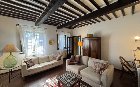 Allo Scoiattolo: Mueble, Diseño De Interiores, Sofá, Piso, Pared, Habitación, Suelo, Madera, Techo, Sala