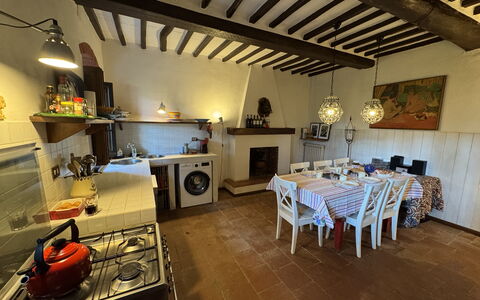 Allo Scoiattolo: Mueble, Piso, Diseño De Interiores, Madera, Techo, Cocina, Mesa, Habitación, Suelo, Encendiendo