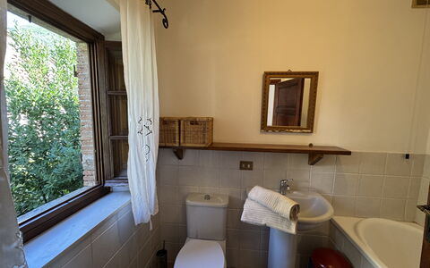 Allo Scoiattolo: Pared, Piso, Suelo, Diseño De Interiores, Arreglo De Tubería, Lavabo Del Baño, Plomería, Habitación, Baño, Grifo