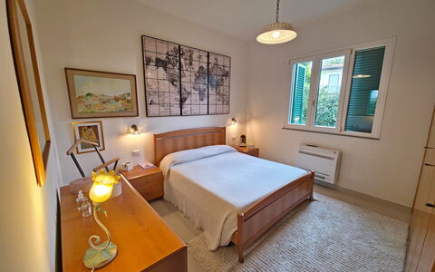 Villetta Tonfano: Cama, Habitación, Pared, Diseño De Interiores, Piso, Mueble, Madera, Suelo, Sábana, Techo