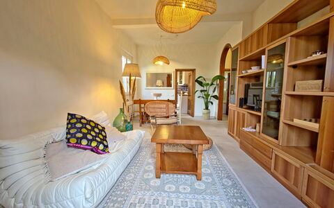 Villetta Tonfano: Mueble, Diseño De Interiores, Piso, Suelo, Madera, Techo, Sofá, Sala, Habitación, Casa