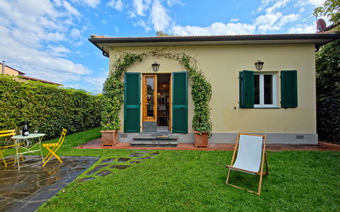 Villetta Tonfano: Puerta, Casa, Jardín, Césped, Cabaña, Yarda, Patio Interior, Inicio De La Puerta, Paisajismo, Inmuebles