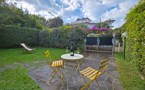 Villetta Tonfano: Arbusto, Mueble, Jardín, Cobertura Del Suelo, Mueble Para Exteriores, Patio Interior, Césped, Yarda, Silla, Sombra
