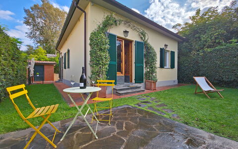 Villetta Tonfano: Puerta, Casa, Jardín, Cabaña, Césped, Patio Interior, Bicicleta, Yarda, Paisajismo