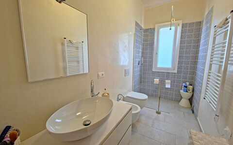 Villetta Tonfano: Piso, Baño, Arreglo De Tubería, Suelo, Diseño De Interiores, Lavabo Del Baño, Lavabo, Grifo, Plomería, Encendiendo