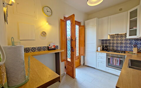 Villetta Tonfano: Diseño De Interiores, Piso, Mostrador, Cocina, Madera, Gabinetes, Suelo, Electrodoméstico, Aparato De Cocina, Mueble