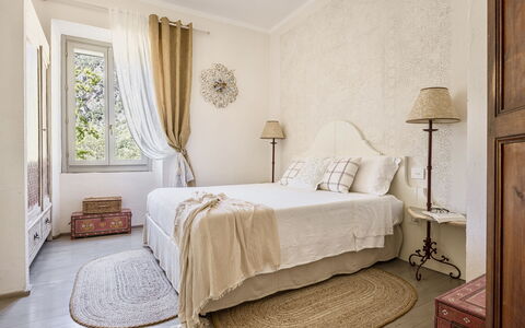 Villa Chiovada: Mueble, Cama, Diseño De Interiores, Habitación, Pared, Lecho, Sábana, Madera, Suelo, Habitación