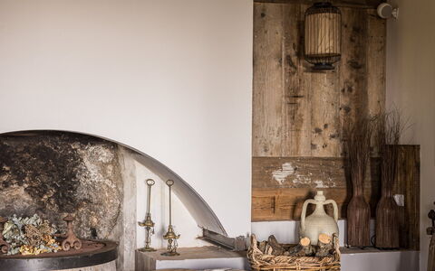 Villa Chiovada: Mueble, Piso, Diseño De Interiores, Suelo, Habitación, Material Natural, Hogar, Sala, Silla, Madera Dura