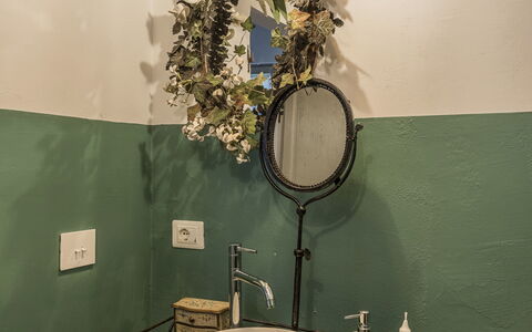 Villa Chiovada: Lavabo Del Baño, Diseño De Interiores, Arreglo De Tubería, Lámpara, Encendiendo, Plomería, Lavabo, Grifo, Baño, Espejo