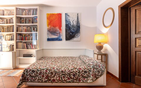 Il Ferrone Apartment with Garden - Greve in Chiant: Mueble, Diseño De Interiores, Pared, Piso, Suelo, Habitación, Habitación, Madera, Cama, Textil