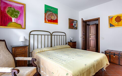 Il Ferrone Apartment with Garden - Greve in Chiant: Cama, Mueble, Habitación, Lecho, Pared, Sábana, Diseño De Interiores, Madera, Habitación, Marco