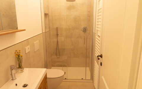 Marina's Lodge: Baño, Arreglo De Tubería, Piso, Lavabo Del Baño, Pared, Suelo, Diseño De Interiores, Lavabo, Mueble De Baño, Espejo