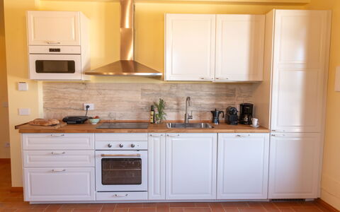 Marina's Lodge: Cocina, Gabinetes, Mostrador, Aparato De Cocina, Piso, Madera, Diseño De Interiores, Electrodoméstico, Mueble, Suelo