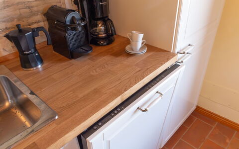 Marina's Lodge: Vajilla, Comida, Aparato De Cocina, Cocina, Ingrediente, Mostrador, Manchas De Madera, Utensilios Para Servir