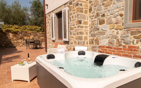 Marina's Lodge: Mueble, Arreglo De Tubería, Recurso, Piscina, Bañera, Jacuzzi, Planta De Casa, Silla, Eco Hotel