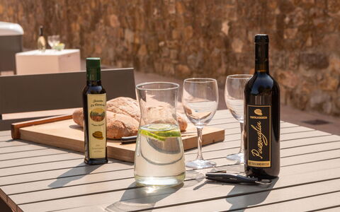 Marina's Lodge: Botella, Vino, Botella De Vidrio, Botella De Vino, Barware