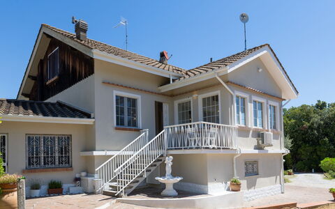 Enda: Edificio, Ventana, Casa, Casa, Barrio Residencial, Techo, Puerta, Fachada, Arquitectura, Cabaña