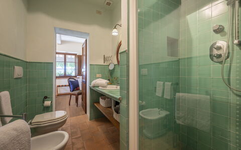 Aqua Bio Retreat: Diseño De Interiores, Piso, Arreglo De Tubería, Techo, Suelo, Lavabo Del Baño, Grifo, Baño, Encendiendo, Mueble