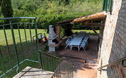 Mulino di Carpineto with Pool Gaiole in Chianti: Mueble, Mesa, Mueble Para Exteriores, Silla, Mesa Al Aire Libre, Patio Interior, Yarda, Sombra, Balcón, Estructura Al Aire Libre