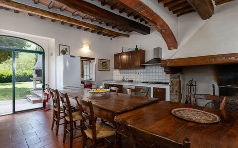 Mulino di Carpineto with Pool Gaiole in Chianti: Mueble, Diseño De Interiores, Madera, Piso, Techo, Cocina, Cocina Y Comedor Mesa, Mesa, Habitación, Mostrador