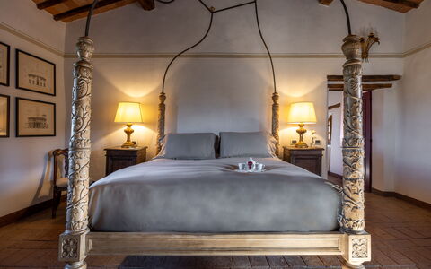 Il Gabbro, Luxury Experience: Mueble, Diseño De Interiores, Piso, Habitación, Cama, Suelo, Encendiendo, Cama Con Dosel, Marco De La Cama