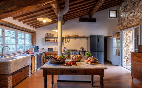 Il Gabbro, Luxury Experience: Diseño De Interiores, Cocina, Mueble, Piso, Madera, Techo, Casa, Suelo, Mostrador, Encendiendo