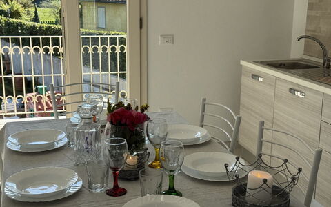 Villa al Glicine Proprietà: Mueble, Vajilla, Diseño De Interiores, Mesa, Piso, Cocina Y Comedor Mesa, Silla, Comedor, Encendiendo, Utensilios Para Servir