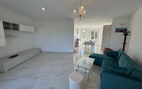 Villa al Glicine Proprietà: Piso, Suelo, Diseño De Interiores, Mueble, Sofá, Techo, Sala, Habitación, Departamento