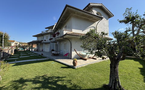 Villa al Glicine Proprietà: Edificio, Barrio Residencial, Casa, Casa, Arquitectura, Techo, Inmuebles, Jardín, Césped, Mansión