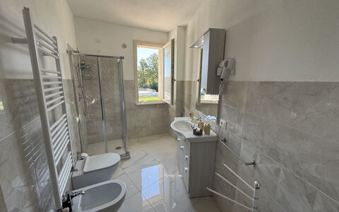 Villa al Glicine Proprietà: Piso, Arreglo De Tubería, Suelo, Diseño De Interiores, Lavabo, Plomería, Grifo, Habitación, Loseta, Baño