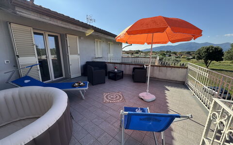 Villa al Glicine Proprietà: Mueble, Mueble Para Exteriores, Casa, Silla, Balcón, Departamento, Sombra, Piscina, Recurso, Hotel