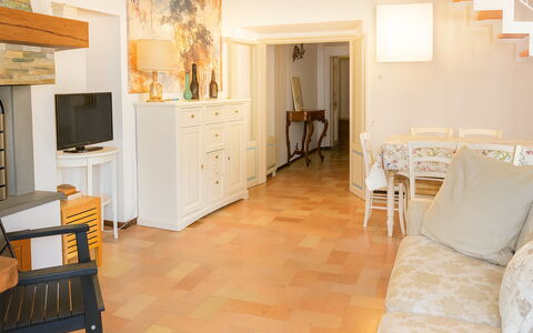 Appartamento la Fontana, Assisi: Mueble, Diseño De Interiores, Piso, Suelo, Madera, Techo, Habitación, Encendiendo, Sala, Sofá