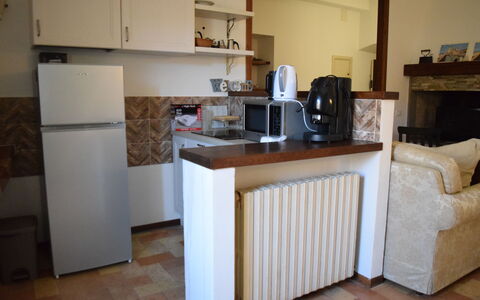 Appartamento la Fontana, Assisi: Mueble, Piso, Madera, Diseño De Interiores, Suelo, Aparato De Cocina, Habitación, Mostrador, Electrodoméstico, Cocina