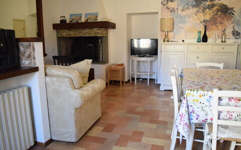 Appartamento la Fontana, Assisi: Mueble, Piso, Diseño De Interiores, Suelo, Madera, Habitación, Mesa, Silla, Encendiendo, Sala