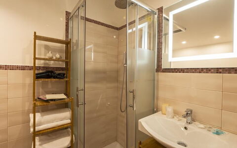 Appartamento la Fontana, Assisi: Baño, Arreglo De Tubería, Piso, Diseño De Interiores, Pared, Suelo, Espejo, Lavabo, Grifo, Lavabo Del Baño