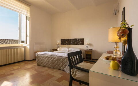 Appartamento la Fontana, Assisi: Mueble, Cama, Diseño De Interiores, Habitación, Pared, Piso, Suelo, Habitación, Sábana, Madera