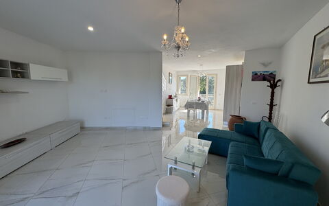 Villa al Glicine: Piso, Suelo, Mueble, Diseño De Interiores, Sofá, Techo, Sala, Habitación, Departamento