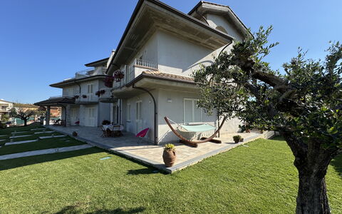 Villa al Glicine: Edificio, Barrio Residencial, Casa, Casa, Techo, Arquitectura, Inmuebles, Césped, Jardín, Mansión